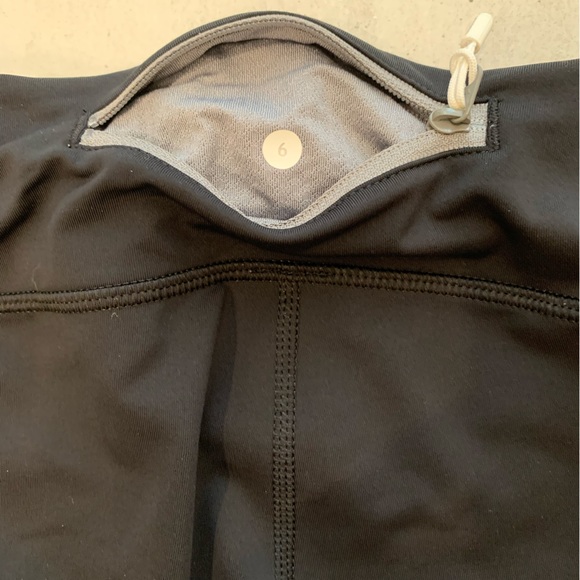Like New! Lululemon Cropped Leggings. Women’s Size 6. - Picture 7 of 7